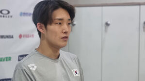 인터뷰하는 김우민