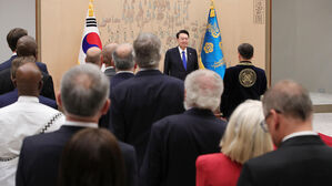 윤 대통령, 프랑스&middot;독일 등 14개국 대사 신임장 받고 환담