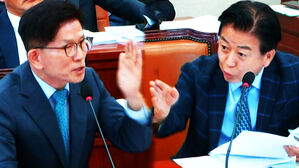 [영상] 폭발한 김문수 위원장 "아 제가 무슨 거짓말을 합니까? 품격을 지켜야지!"&hellip;노웅래 의원 당황시킨 격노