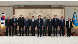 윤 대통령 "국제사회, 북한 불법 핵미사일 용인 불가 메시지 내야"