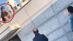 "잡아!" "칼 잡아!" 경찰들 손발 척척&hellip;영화 같은 검거 장면