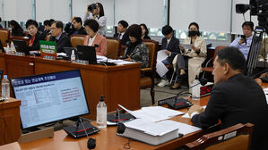 연금개혁 엇박자&hellip;"문 정부가 포기 &middot; 방치" "윤 정부도 오리무중"