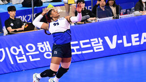 IBK기업은행과의 경기에서 스파이크 서브하는 현대건설 모마 (사진=한국배구연맹 제공, 연합뉴스)
