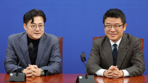 더불어민주당 홍익표 원내대표(왼쪽)와 국민의힘 유의동 신임 정책위의장