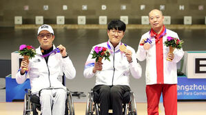 (왼쪽부터) 박진호, 이장호, 둥차오 (사진=대한장애인체육회 제공, 연합뉴스)