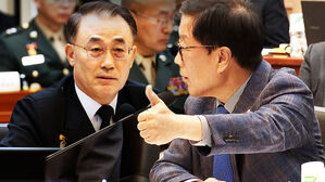 [영상] 해군총장엔 "최고예요!" 엄지 척, 육군총장에겐 "정신 차려!" 호통&hellip;냉탕&middot;온탕 오가는 국방위 국정감사