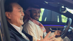 윤 대통령 숙소 찾은 빈 살만, 손수 운전해 행사장 이동
