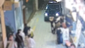 [영상] 보행자 전용도로에 '수상한 차'&hellip;경찰 피해 처음 본 사람 붙잡고 도망