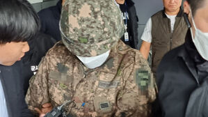 파주시 조리읍에 있는 한 도로에서 장갑차를 타고 있다 갑자기 뛰어내려 시민들에게 흉기를 휘두른 현역 육군 상병 (사진=연합뉴스)