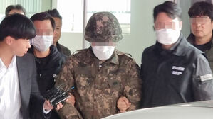 군으로 인계되는 흉기난동 현역 군인