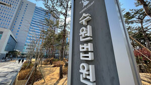 "꽃으로도 때리지 말라 했다" 아동학대 계모&middot;친부 꾸짖은 판사