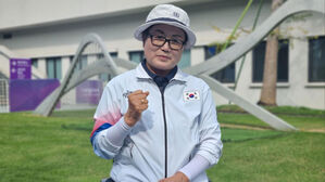 63세 최고령 김옥금, 장애인AG 양궁 개인전 은메달