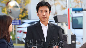 이선균 출입 룸살롱 20대 종업원 경찰 첫 조사