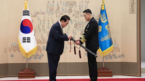 윤 대통령, 합참의장 후보자 등 대장 진급자에 삼정검 수치 수여