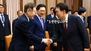 [영상] 윤석열 대통령, 이재명 대표에 "오랜만입니다" 인사&hellip;취임 후 첫 공식 대면 현장에서는?