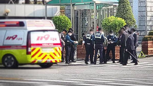 대통령실 앞 흉기 난동 70대 체포&hellip;경찰 2명 부상