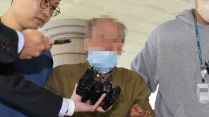 용산 대통령실 앞 경찰 2명 흉기로 찌른 70대 징역 4년