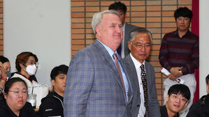 인요한 "환자는 내가 더 잘 알아&hellip;이준석 끝까지 끌어안을 것"