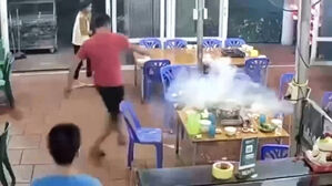 소녀만 휴대전화 만지작…가족과 식당서 밥 먹다 '펑'