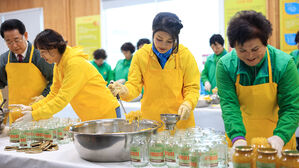 김건희 여사, 소록도병원 방문&hellip;직접 담은 유자청 전달