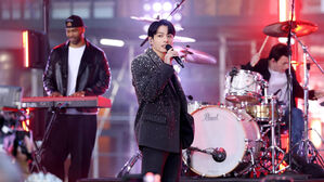 BTS 정국, 뉴욕 한복판서 밴드 라이브로 열창