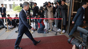 조희대 대법원장 후보자 "한평생 중도의 길 걷고자 노력"