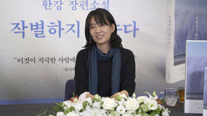 소설가 한강이 2021년 신간 장편소설 '작별하지 않는다' 출간 기념 온라인 기자간담회를 하고 있다.