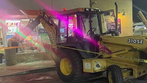 [월드리포트] 굴착기까지 동원한 강도들…유리 부수고 현금 인출기 '우지끈'