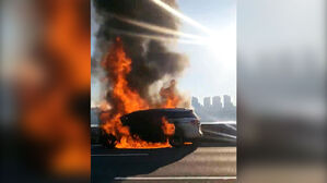 [현장영상] 출근길 SUV 택시서 불&hellip;인명 피해 없어