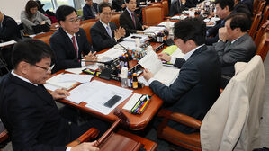 예산소위 첫날&hellip;사정기관 특활비 &middot; 인사정보관리단 예산 공방