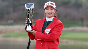 트로피 들어 올린 임진희 (사진=KLPGA 제공, 연합뉴스)