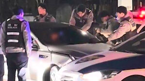 운전자 끌어내 타고 '쾅쾅'&hellip;둘러싼 경찰들 "창문 깬다"