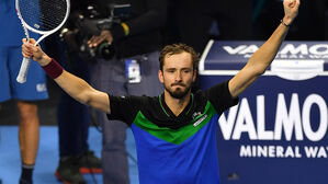 메드베데프, 츠베레프 꺾고 ATP 투어 시즌 최종전 4강 선착