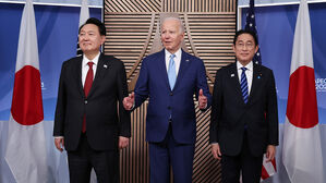 바이든 "윤 &middot; 기시다 덕분에 임무 수행에 짐 덜어"