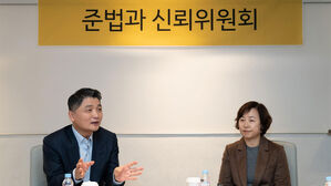 카카오 창업자 김범수 경영쇄신위원장(왼쪽)과 김소영 준법과신뢰위원장(오른쪽) (사진=카카오 제공, 연합뉴스)