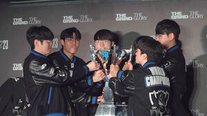 "또대급"&hellip;7년 만에 우승컵 든 롤드컵, 흥행 더 반가운 이유