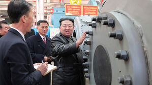 김정은, 룡성기계연합기업소 방문…"패배주의 타격 안겨 기뻐"