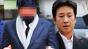 [영상] 모습 드러낸 '이선균에 마약 공급 혐의' 강남 성형외과 의사&hellip;"유흥업소 여실장에게 마약 줬나?"