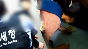 [영상] "내 집 아니라고!" 금고 사수 위해 욕설&middot;몸싸움까지&hellip;"저 밑에 뭐야?" 틈새에 손 쓸어보니 돈다발 '수두룩'