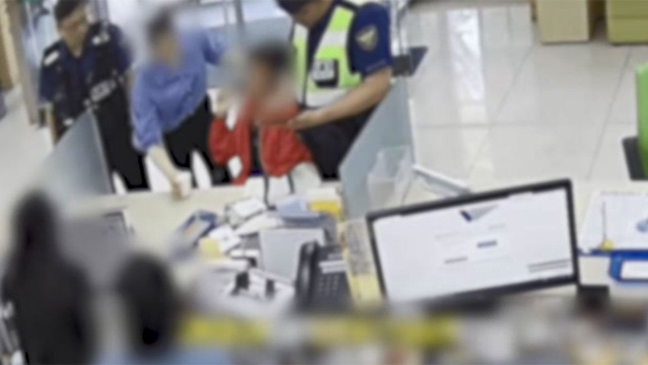 할머니 보이스피싱 피해 막은 경찰과 은행 직원들