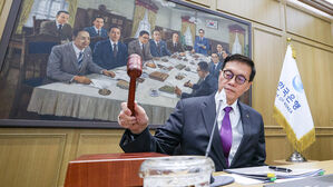 한은, 내년 성장률 전망 낮추고 물가 전망은 높였다