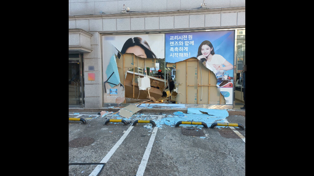 인천서 안경점에 차량 돌진…80대 운전자 "급발진" 주장