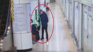 출소 47일 만에 지하철서 휴대전화 '슬쩍'&hellip;전과 14범 구속 송치