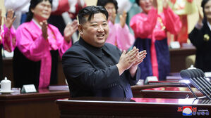 김정은 "출생률 감소, 어머니들과 힘 합쳐 해결"