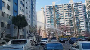 [영상] 익산 동산동 아파트 불&hellip;25분 만에 진화, 주민 3명 연기 흡입