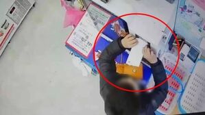 무인 아이스크림 가게에 들어와 키오스크 지폐 투입구에 현금이 아닌 종이를 넣고 있는 아이의 모습. (사진='아프니까 사장이다' 캡처)