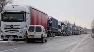 [월드리포트] 도로 봉쇄에 발 묶인 화물차들…우크라의 또 다른 전쟁