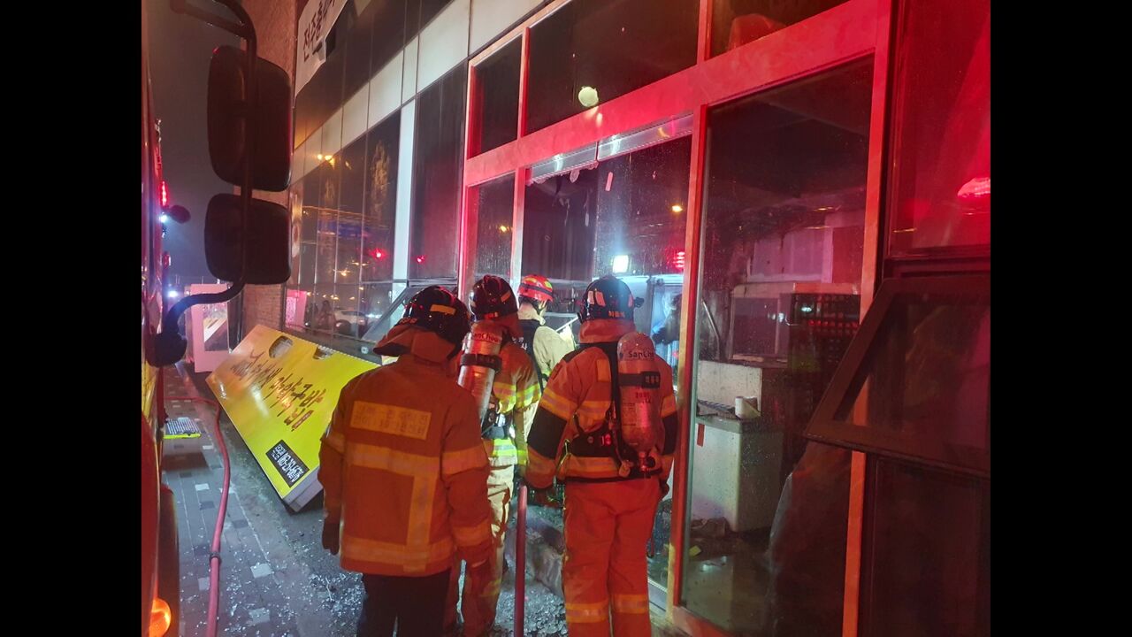 전주 덕진구 상가 빈 점포서 불 (사진=소방 제공)