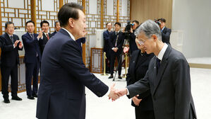 윤 대통령, 조희대 대법원장에 임명장 수여