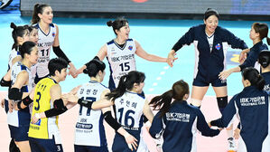 여자배구 기업은행, 도로공사 꺾고 4위 도약